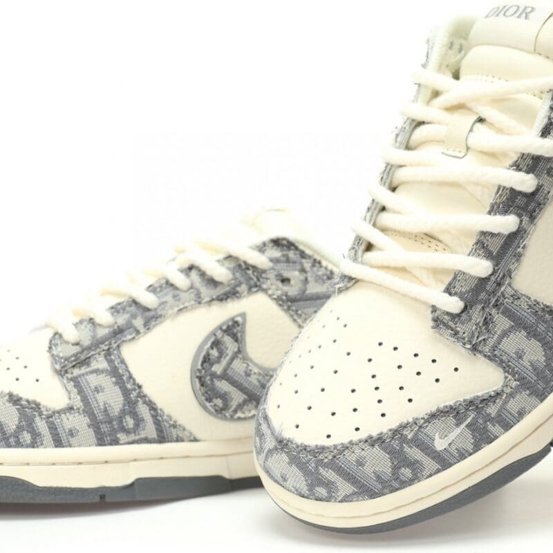 【AT3201】Dior x Nike SB Dunk Low ディオール×ナイキSBダンクロー "ディオール" クリエイティブカスタムコラボ！ フランスの高級ファッションブランド・ディオールのバスケットボールコレクションのローカットスポーツスニーカー「コラボホワイトグレーディオール刺繍」