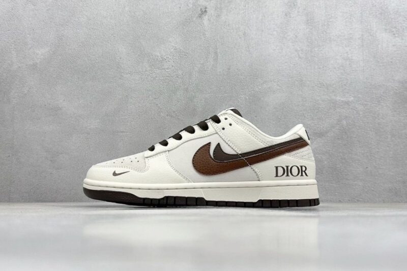 【AT3202】Dior x Nike SB Dunk Low メイズ ブラウン ダブル フック