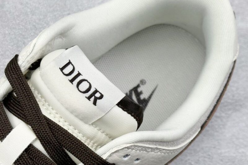 【AT3202】Dior x Nike SB Dunk Low メイズ ブラウン ダブル フック