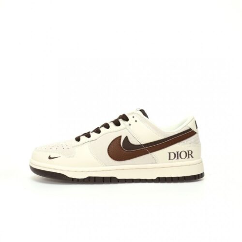 【AT3203】Dior x Nike SB Dunk Low "Dior" クリエイティブカスタムコラボ、フランスの高級ファッションブランド·ディオール ダンクシリーズローカットカジュアルスポーツスケートボードシューズ "コラボミルクホワイトココアブラウンディオールダブルフック"