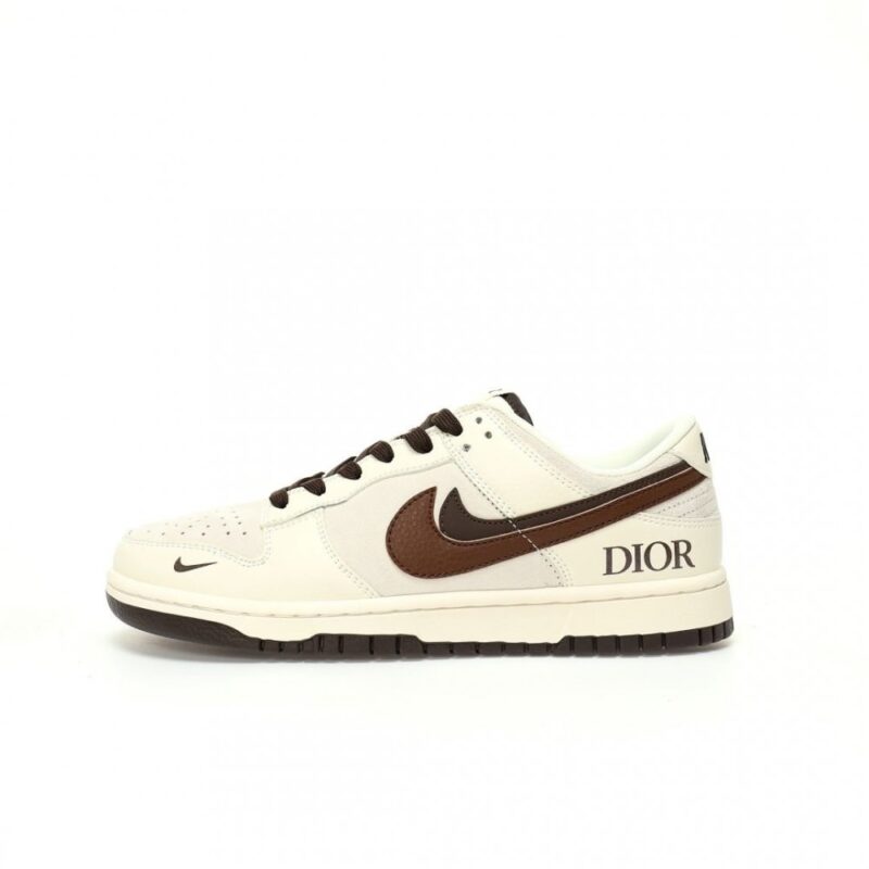 【AT3203】Dior x Nike SB Dunk Low "Dior" クリエイティブカスタムコラボ、フランスの高級ファッションブランド·ディオール ダンクシリーズローカットカジュアルスポーツスケートボードシューズ "コラボミルクホワイトココアブラウンディオールダブルフック"