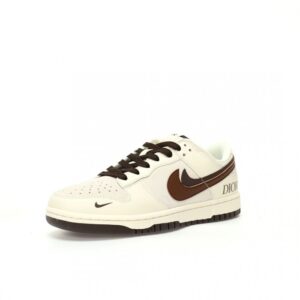 【AT3203】Dior x Nike SB Dunk Low "Dior" クリエイティブカスタムコラボ、フランスの高級ファッションブランド·ディオール ダンクシリーズローカットカジュアルスポーツスケートボードシューズ "コラボミルクホワイトココアブラウンディオールダブルフック"