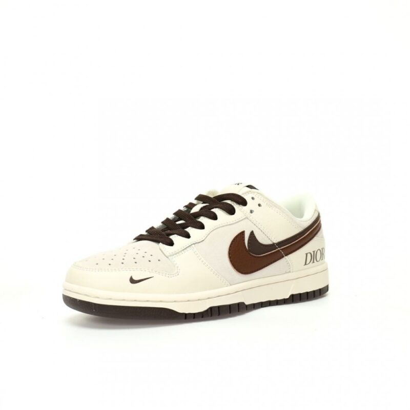 【AT3203】Dior x Nike SB Dunk Low "Dior" クリエイティブカスタムコラボ、フランスの高級ファッションブランド·ディオール ダンクシリーズローカットカジュアルスポーツスケートボードシューズ "コラボミルクホワイトココアブラウンディオールダブルフック"