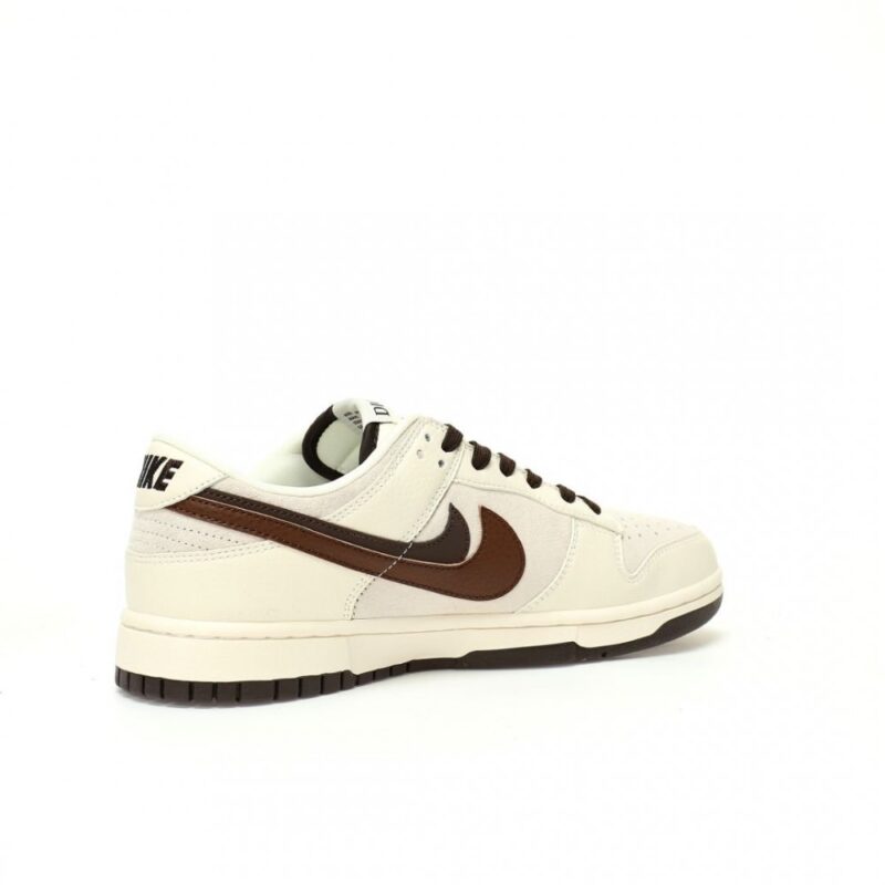 【AT3203】Dior x Nike SB Dunk Low "Dior" クリエイティブカスタムコラボ、フランスの高級ファッションブランド·ディオール ダンクシリーズローカットカジュアルスポーツスケートボードシューズ "コラボミルクホワイトココアブラウンディオールダブルフック"