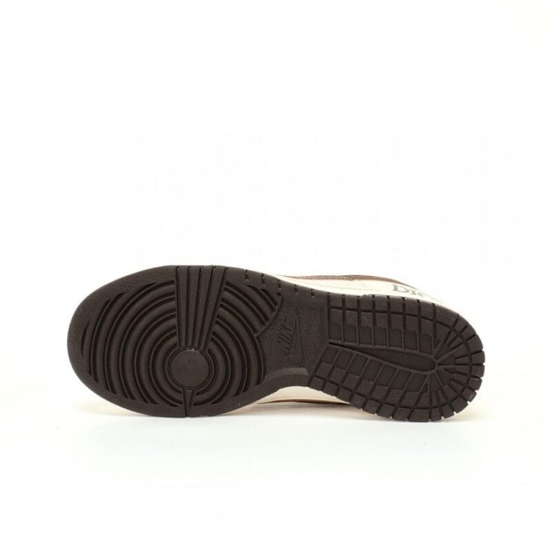 【AT3203】Dior x Nike SB Dunk Low "Dior" クリエイティブカスタムコラボ、フランスの高級ファッションブランド·ディオール ダンクシリーズローカットカジュアルスポーツスケートボードシューズ "コラボミルクホワイトココアブラウンディオールダブルフック"
