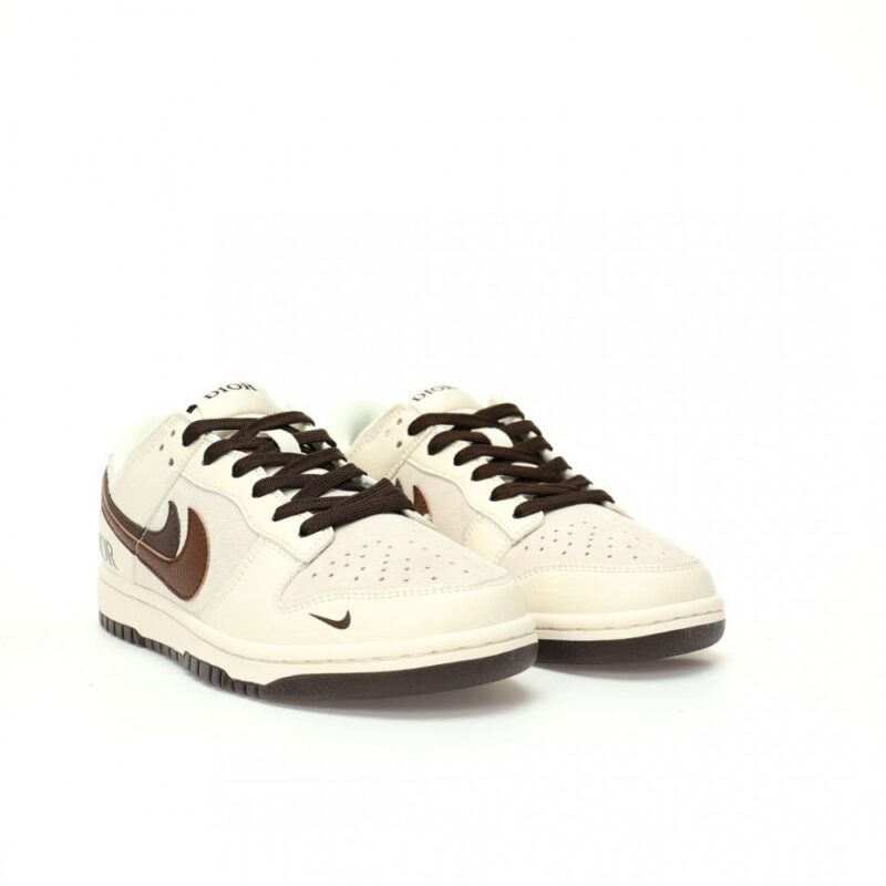 【AT3203】Dior x Nike SB Dunk Low "Dior" クリエイティブカスタムコラボ、フランスの高級ファッションブランド·ディオール ダンクシリーズローカットカジュアルスポーツスケートボードシューズ "コラボミルクホワイトココアブラウンディオールダブルフック"