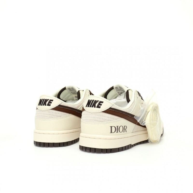 【AT3203】Dior x Nike SB Dunk Low "Dior" クリエイティブカスタムコラボ、フランスの高級ファッションブランド·ディオール ダンクシリーズローカットカジュアルスポーツスケートボードシューズ "コラボミルクホワイトココアブラウンディオールダブルフック"