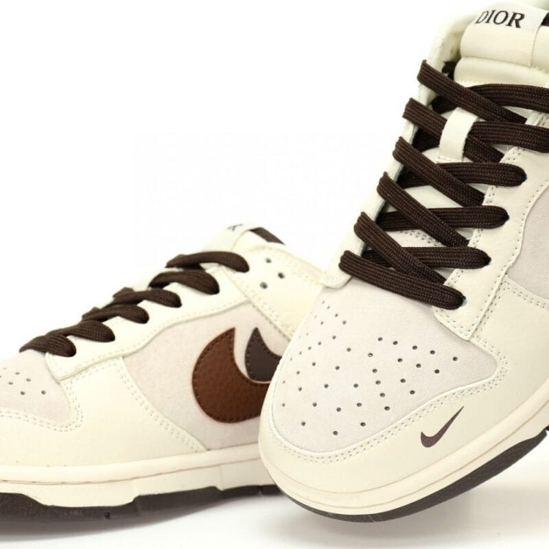 【AT3203】Dior x Nike SB Dunk Low "Dior" クリエイティブカスタムコラボ、フランスの高級ファッションブランド·ディオール ダンクシリーズローカットカジュアルスポーツスケートボードシューズ "コラボミルクホワイトココアブラウンディオールダブルフック"