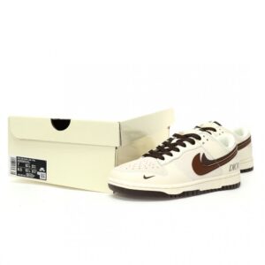 【AT3203】Dior x Nike SB Dunk Low "Dior" クリエイティブカスタムコラボ、フランスの高級ファッションブランド·ディオール ダンクシリーズローカットカジュアルスポーツスケートボードシューズ "コラボミルクホワイトココアブラウンディオールダブルフック"