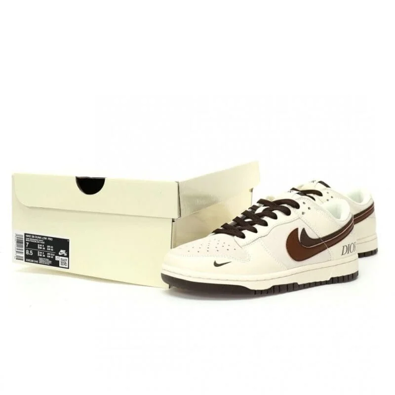 【AT3203】Dior x Nike SB Dunk Low "Dior" クリエイティブカスタムコラボ、フランスの高級ファッションブランド·ディオール ダンクシリーズローカットカジュアルスポーツスケートボードシューズ "コラボミルクホワイトココアブラウンディオールダブルフック"