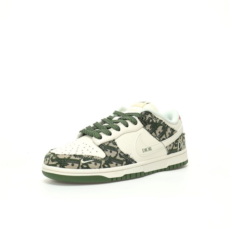 【AT3204】Dior x Nike SB Dunk Low "Dior" ディオール×ナイキSB ダンク ロー"Dior" クリエイティブカスタムコラボレーション、フランスの高級ファッションブランド・ディオールのバスケットボールコレクションのローカットカジュアルスケートシューズ「コラボホワイトアーミーグリーンディオール提花」
