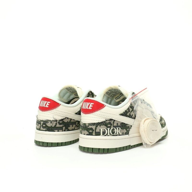 【AT3204】Dior x Nike SB Dunk Low "Dior" ディオール×ナイキSB ダンク ロー"Dior" クリエイティブカスタムコラボレーション、フランスの高級ファッションブランド・ディオールのバスケットボールコレクションのローカットカジュアルスケートシューズ「コラボホワイトアーミーグリーンディオール提花」