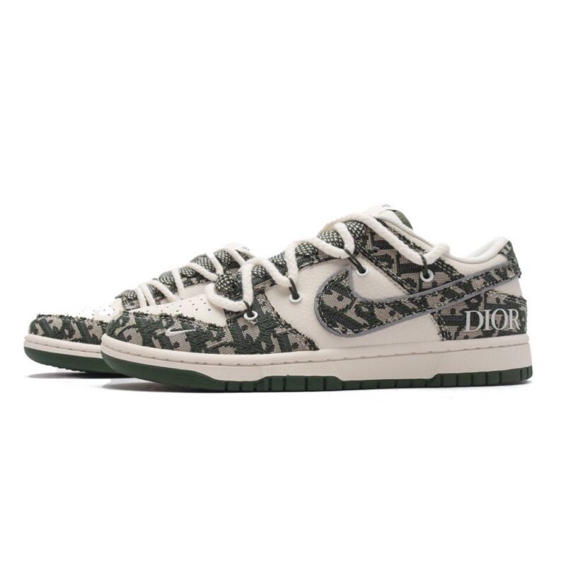 【AT3205】Dior x Nike SB Dunk Low Proの男女兼用スポーツシューズは、レトロなスケートボードシューズで、デコンストラクトされたストラップやダブルシューレースが特徴です。DiorとNikeのコラボレーションで、個性を際立たせるスタイリッシュなステップを踏み出すことができます。