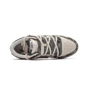 【AT3205】Dior x Nike SB Dunk Low Proの男女兼用スポーツシューズは、レトロなスケートボードシューズで、デコンストラクトされたストラップやダブルシューレースが特徴です。DiorとNikeのコラボレーションで、個性を際立たせるスタイリッシュなステップを踏み出すことができます。