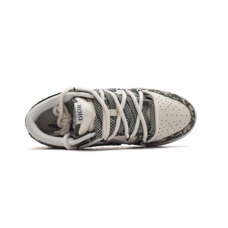 【AT3205】Dior x Nike SB Dunk Low Proの男女兼用スポーツシューズは、レトロなスケートボードシューズで、デコンストラクトされたストラップやダブルシューレースが特徴です。DiorとNikeのコラボレーションで、個性を際立たせるスタイリッシュなステップを踏み出すことができます。