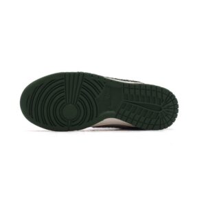 【AT3205】Dior x Nike SB Dunk Low Proの男女兼用スポーツシューズは、レトロなスケートボードシューズで、デコンストラクトされたストラップやダブルシューレースが特徴です。DiorとNikeのコラボレーションで、個性を際立たせるスタイリッシュなステップを踏み出すことができます。