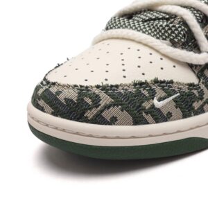 【AT3205】Dior x Nike SB Dunk Low Proの男女兼用スポーツシューズは、レトロなスケートボードシューズで、デコンストラクトされたストラップやダブルシューレースが特徴です。DiorとNikeのコラボレーションで、個性を際立たせるスタイリッシュなステップを踏み出すことができます。
