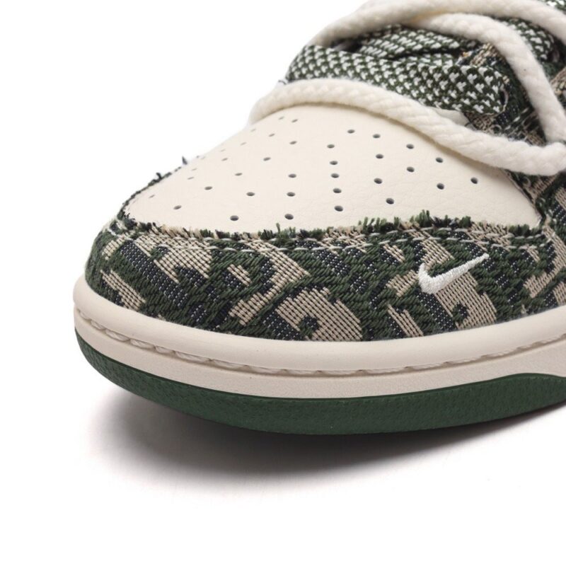 【AT3205】Dior x Nike SB Dunk Low Proの男女兼用スポーツシューズは、レトロなスケートボードシューズで、デコンストラクトされたストラップやダブルシューレースが特徴です。DiorとNikeのコラボレーションで、個性を際立たせるスタイリッシュなステップを踏み出すことができます。