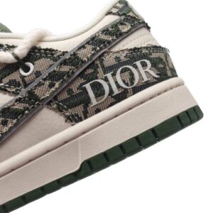 【AT3205】Dior x Nike SB Dunk Low Proの男女兼用スポーツシューズは、レトロなスケートボードシューズで、デコンストラクトされたストラップやダブルシューレースが特徴です。DiorとNikeのコラボレーションで、個性を際立たせるスタイリッシュなステップを踏み出すことができます。