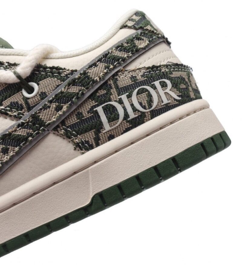 【AT3205】Dior x Nike SB Dunk Low Proの男女兼用スポーツシューズは、レトロなスケートボードシューズで、デコンストラクトされたストラップやダブルシューレースが特徴です。DiorとNikeのコラボレーションで、個性を際立たせるスタイリッシュなステップを踏み出すことができます。