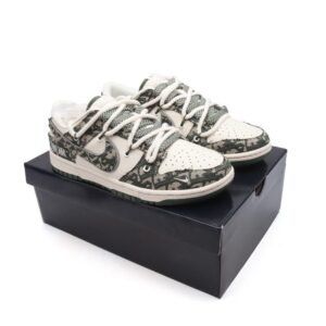 【AT3205】Dior x Nike SB Dunk Low Proの男女兼用スポーツシューズは、レトロなスケートボードシューズで、デコンストラクトされたストラップやダブルシューレースが特徴です。DiorとNikeのコラボレーションで、個性を際立たせるスタイリッシュなステップを踏み出すことができます。