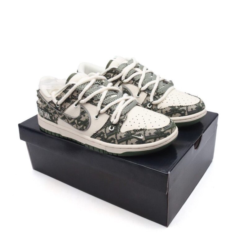 【AT3205】Dior x Nike SB Dunk Low Proの男女兼用スポーツシューズは、レトロなスケートボードシューズで、デコンストラクトされたストラップやダブルシューレースが特徴です。DiorとNikeのコラボレーションで、個性を際立たせるスタイリッシュなステップを踏み出すことができます。