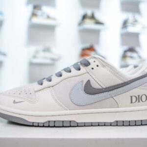 【AT3207】Dior x Nike Dunk Low ディオール x ナイキ ダンクホワイトとグレーのカラーリングが施された、ディオールとナイキのコラボレーション ダンク。