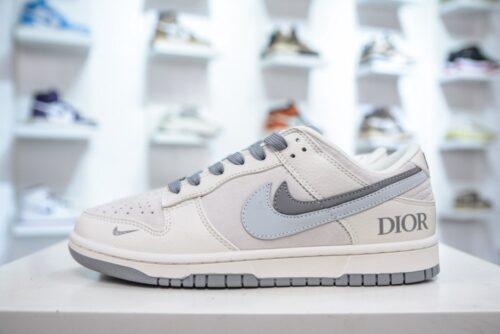 【AT3207】Dior x Nike Dunk Low ディオール x ナイキ ダンクホワイトとグレーのカラーリングが施された、ディオールとナイキのコラボレーション ダンク。