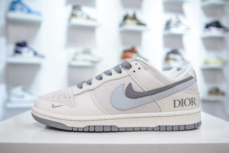 【AT3207】Dior x Nike Dunk Low ディオール x ナイキ ダンクホワイトとグレーのカラーリングが施された、ディオールとナイキのコラボレーション ダンク。