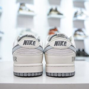 【AT3207】Dior x Nike Dunk Low ディオール x ナイキ ダンクホワイトとグレーのカラーリングが施された、ディオールとナイキのコラボレーション ダンク。