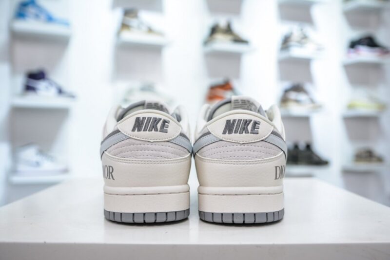 【AT3207】Dior x Nike Dunk Low ディオール x ナイキ ダンクホワイトとグレーのカラーリングが施された、ディオールとナイキのコラボレーション ダンク。