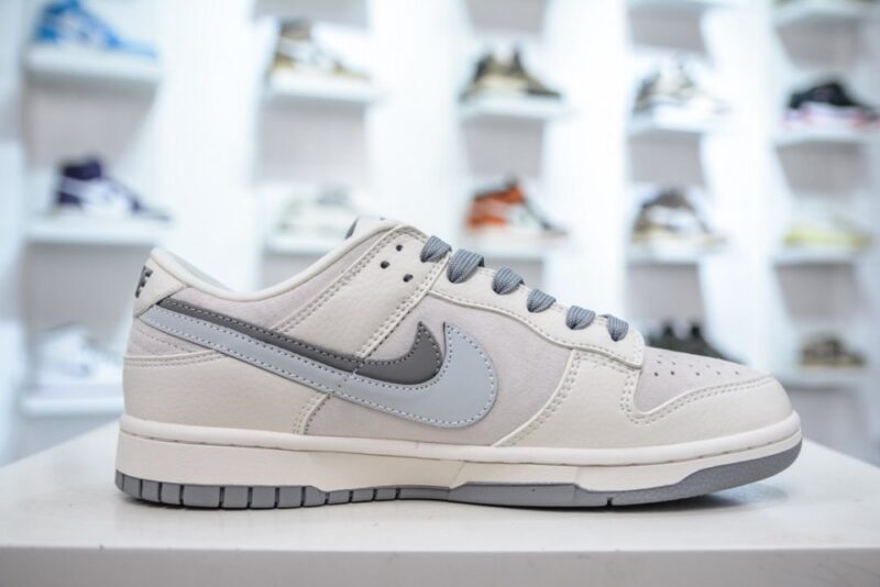 【AT3207】Dior x Nike Dunk Low ディオール x ナイキ ダンクホワイトとグレーのカラーリングが施された、ディオールとナイキのコラボレーション ダンク。