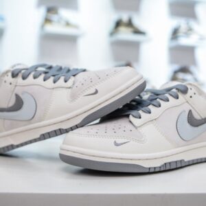 【AT3207】Dior x Nike Dunk Low ディオール x ナイキ ダンクホワイトとグレーのカラーリングが施された、ディオールとナイキのコラボレーション ダンク。