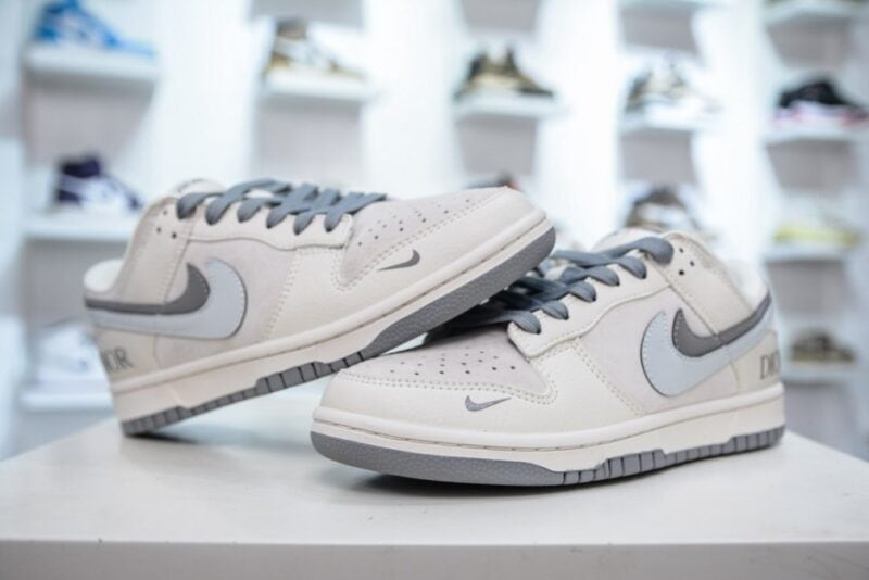 【AT3207】Dior x Nike Dunk Low ディオール x ナイキ ダンクホワイトとグレーのカラーリングが施された、ディオールとナイキのコラボレーション ダンク。