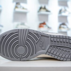 【AT3207】Dior x Nike Dunk Low ディオール x ナイキ ダンクホワイトとグレーのカラーリングが施された、ディオールとナイキのコラボレーション ダンク。
