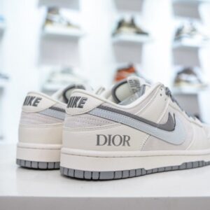 【AT3207】Dior x Nike Dunk Low ディオール x ナイキ ダンクホワイトとグレーのカラーリングが施された、ディオールとナイキのコラボレーション ダンク。