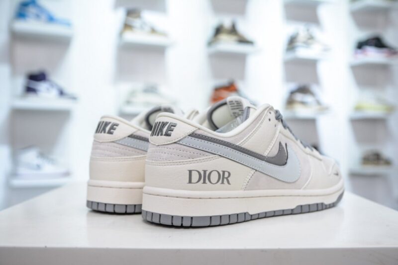 【AT3207】Dior x Nike Dunk Low ディオール x ナイキ ダンクホワイトとグレーのカラーリングが施された、ディオールとナイキのコラボレーション ダンク。