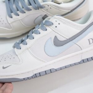 【AT3207】Dior x Nike Dunk Low ディオール x ナイキ ダンクホワイトとグレーのカラーリングが施された、ディオールとナイキのコラボレーション ダンク。