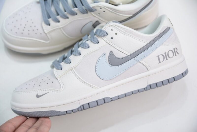 【AT3207】Dior x Nike Dunk Low ディオール x ナイキ ダンクホワイトとグレーのカラーリングが施された、ディオールとナイキのコラボレーション ダンク。