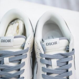 【AT3207】Dior x Nike Dunk Low ディオール x ナイキ ダンクホワイトとグレーのカラーリングが施された、ディオールとナイキのコラボレーション ダンク。