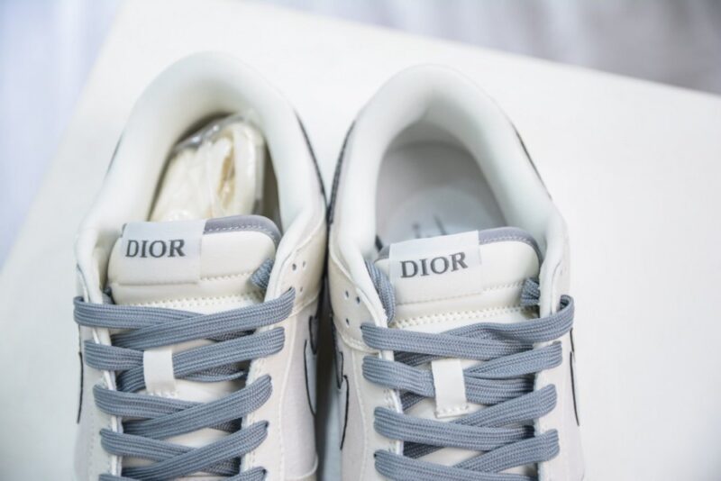 【AT3207】Dior x Nike Dunk Low ディオール x ナイキ ダンクホワイトとグレーのカラーリングが施された、ディオールとナイキのコラボレーション ダンク。