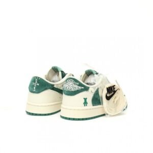 【AT3213】Louis Vuitton x Travis Scott x Nike Air Jordan 1 Low OG SP"Gloomy Bear/LV"AJ1ジョーダンワンローオージーエスピー"LOUIS VUITTON"コラボ絶えず進化を続けるエアジョーダン1。AJ1は、2022年初夏、新しいAJ1 LOWが、新たな進化を果たす。Louis Vuitton x Travis Scott x Nike Air Jordan 1 Low OG SP "Gloomy Bear/LV" AJ1伝
