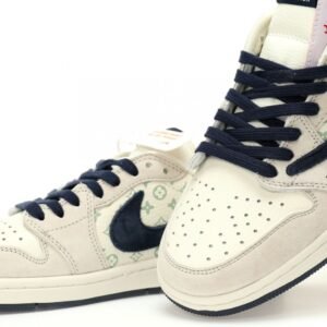 【AT3218】Louis Vuitton x Travis Scott x Nike Air Jordan 1 Low OG SP 人気のヒップホップアーティスト、トラヴィス・スコットが、フランスの高級ブランド、ルイ・ヴィトンとコラボしたNike Air Jordan 1 Low OG SPをカスタマイズしました。