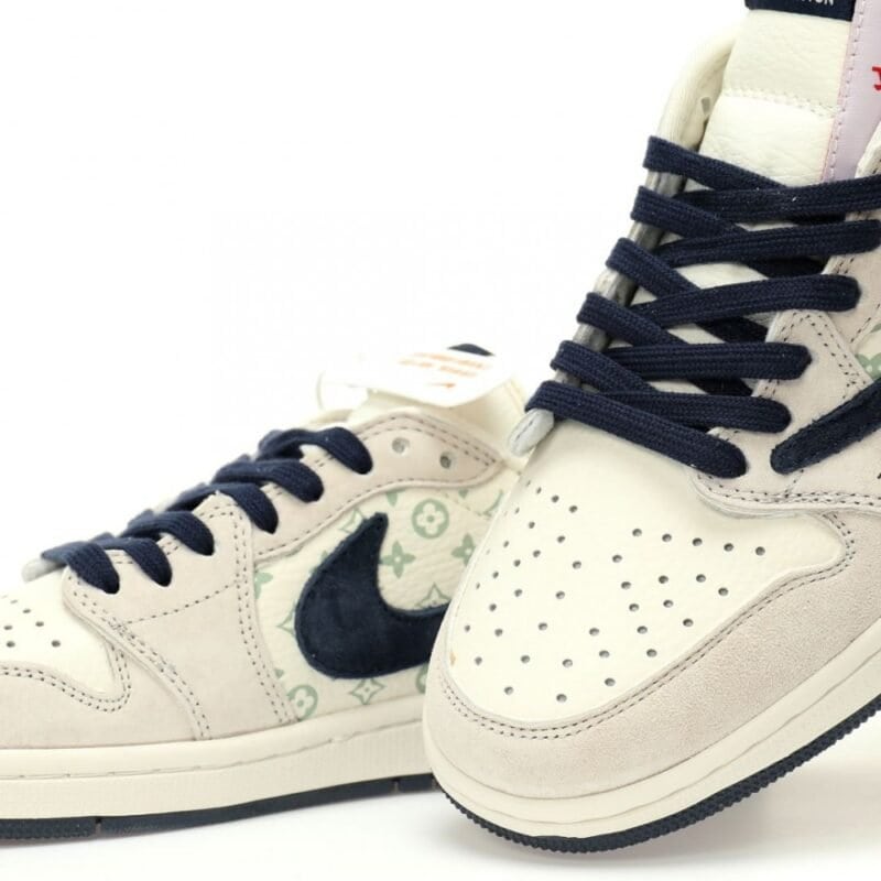 【AT3218】Louis Vuitton x Travis Scott x Nike Air Jordan 1 Low OG SP 人気のヒップホップアーティスト、トラヴィス・スコットが、フランスの高級ブランド、ルイ・ヴィトンとコラボしたNike Air Jordan 1 Low OG SPをカスタマイズしました。