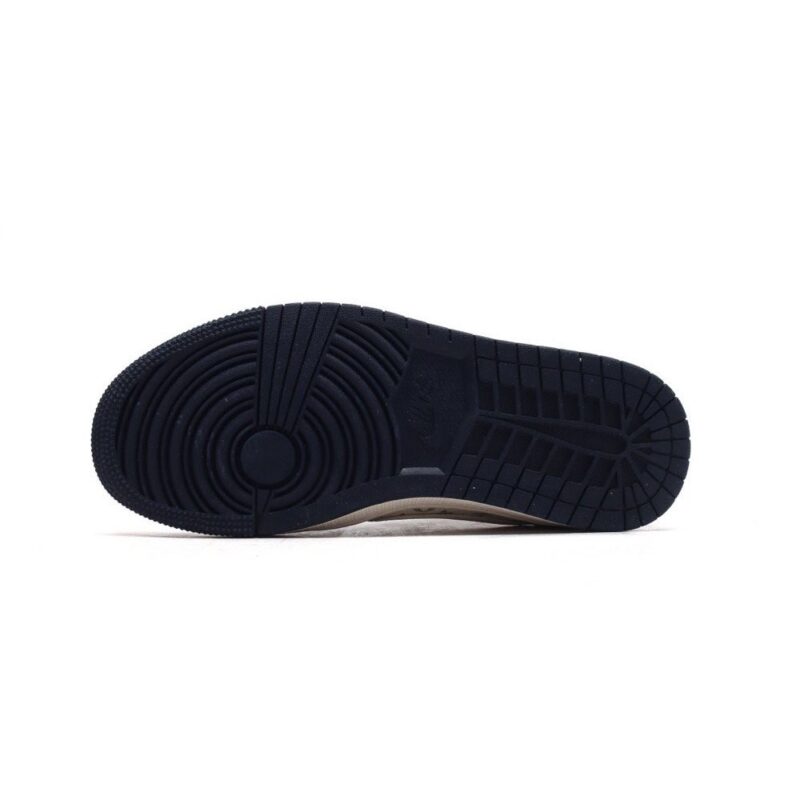 【AT3222】LV x NikeのNike Air Jordan 1 Low OG SP "Military Blue"は、AJ1シルエットのローカットバスケットボールシューズであり、ルイ・ヴィトンとのコラボレーションです。