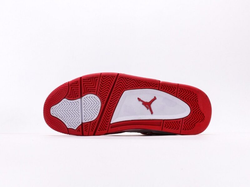 【AT3228】Louis Vuitton x Air Jordan 4 Retro ルイ・ヴィトン×エアジョーダン4レトロバスケットボールシューズシリーズ。シューズ全体はレザー素材で作られ、アッパーには白色のLVプリントが主体となっています。