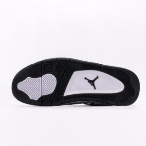 【AT3229】Louis Vuitton x Air Jordan 4 Retro ルイ・ヴィトン × エアジョーダン4レトロシリーズ シューズ全体はレザー素材で作られ、アッパーには白色のLVのプリントが主体フレームとして使用されています。