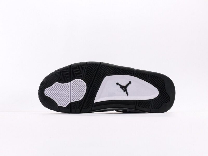 【AT3229】Louis Vuitton x Air Jordan 4 Retro ルイ・ヴィトン × エアジョーダン4レトロシリーズ シューズ全体はレザー素材で作られ、アッパーには白色のLVのプリントが主体フレームとして使用されています。