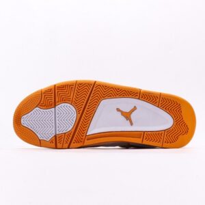 【AT3230】Louis Vuitton x Air Jordan 4 Retro ルイ・ヴィトン×エア・ジョーダン4レトロは、革素材で作られており、アッパーには白いLVプリントがメインフレームとして使用されています。