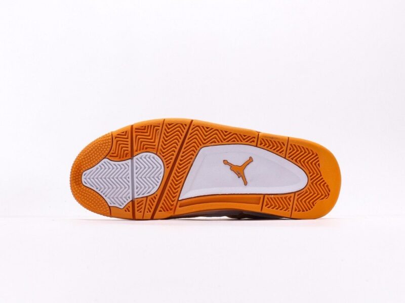 【AT3230】Louis Vuitton x Air Jordan 4 Retro ルイ・ヴィトン×エア・ジョーダン4レトロは、革素材で作られており、アッパーには白いLVプリントがメインフレームとして使用されています。